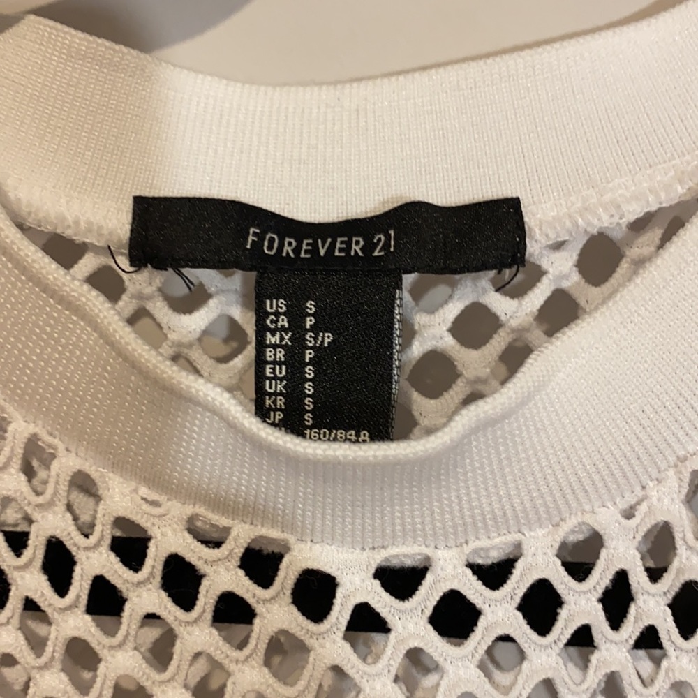 🍒 Cropped White Mesh Cherry Top - Picture 3 of 4